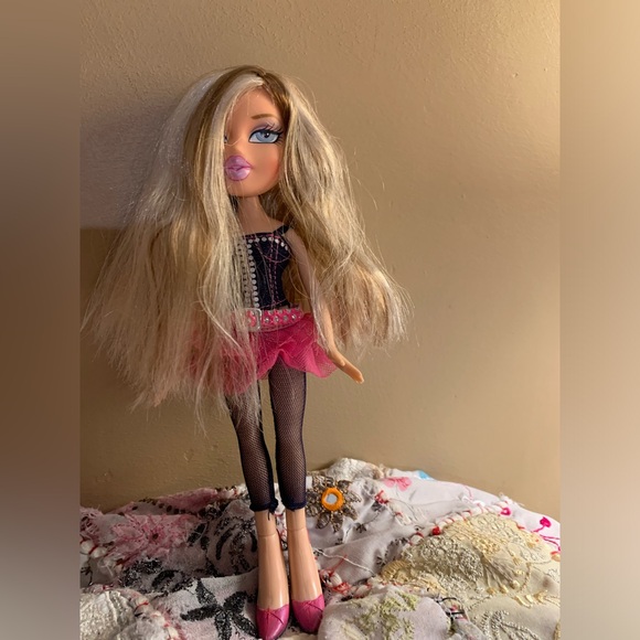 Birthday Bash Chloe Bratz doll 2001 - Picture 2 of 6